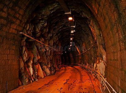 带照明的地下隧道大理石采石场