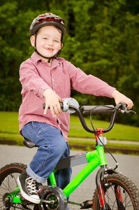 带安全帽的儿童骑自行车图片