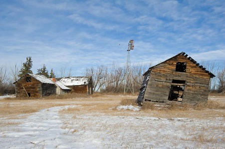 冬天被遗弃的农家院图片