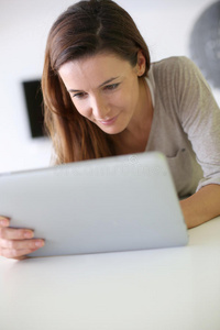 黑发女人在家用笔记本电脑上网冲浪