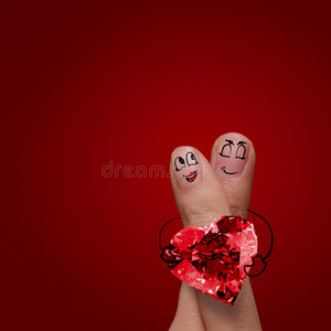 幸福的手指情侣爱上了彩绘笑脸和手捧钻戒