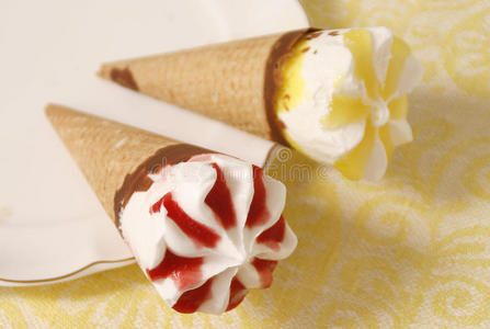 水果圆的圆锥形水果冰淇淋照片