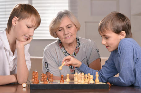 男孩和祖母下棋