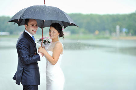 雨天新郎新娘快乐