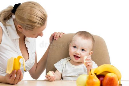 吃水果的男婴