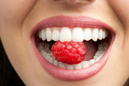 完美的咬牙树莓。