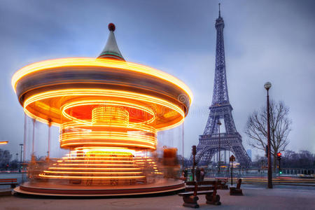 移动传送带靠近巴黎埃菲尔铁塔