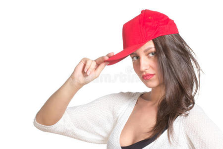 戴着红色棒球帽的漂亮年轻女子图片