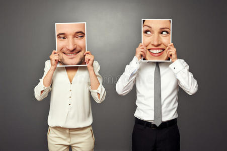 女人和男人抱着笑脸