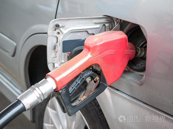 加油嘴给汽车加油