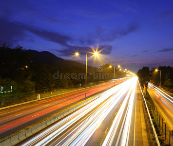 未来都市夜交通图片