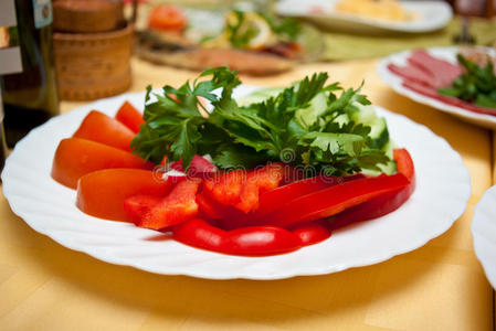 桌上有西红柿和甜椒的盘子