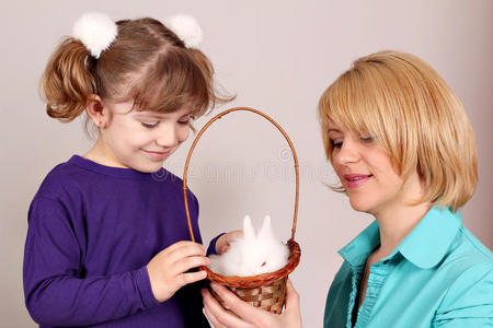 带着白色兔子宠物的女儿和母亲图片