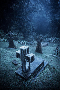 雾中鬼魅的万圣节墓地