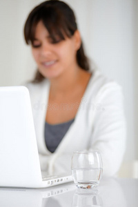 水玻璃和在笔记本电脑上工作的女人