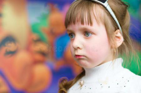 一个悲伤的小女孩的画像