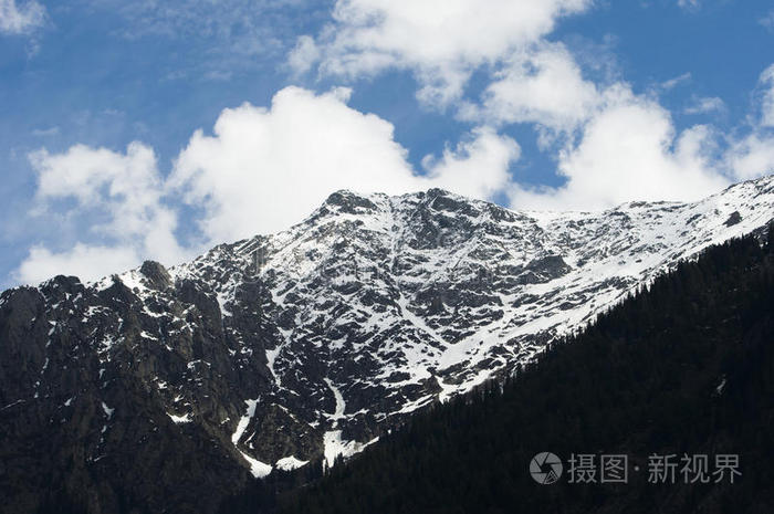 克什米尔帕哈尔加姆山谷的雪山