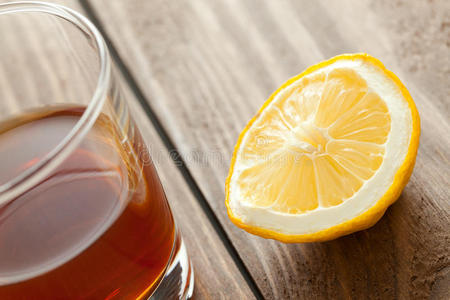 木制桌子上的酒杯和柠檬