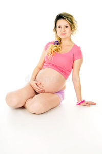 怀孕的女孩坐着