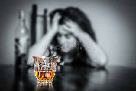 孤独绝望的西班牙醉酒女子照片