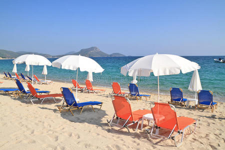 海边的雨伞和躺椅