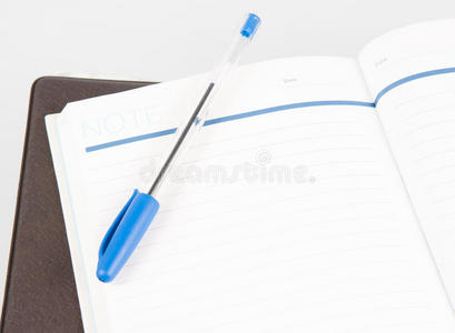 带衬页的开放式笔记簿自由日期空间和圆珠笔pe