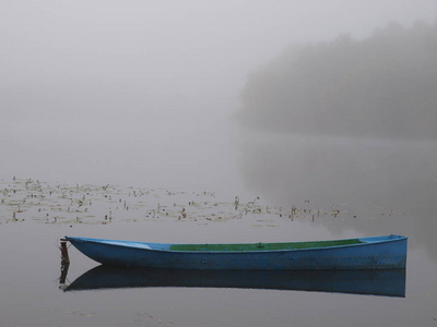 小船在河在早晨薄雾