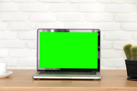 带空白绿色屏幕的笔记本电脑样机图像