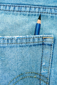 Ee 型铅笔在牛仔布蓝色牛仔口袋里