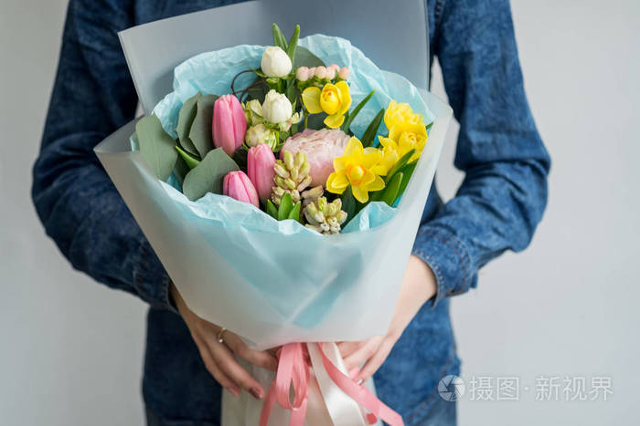 女人捧着美丽的春花束照片 正版商用图片0n1m12 摄图新视界 女人捧着美丽的春花束照片 正版商用图片0n1m12 摄图新视界
