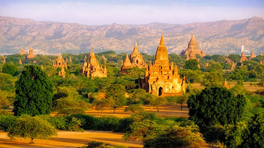 缅甸的美丽古庙日出景观观