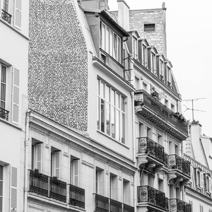 巴黎，法国，2015 年 8 月 28 日。蒙马特山上的典型建筑的建筑细节