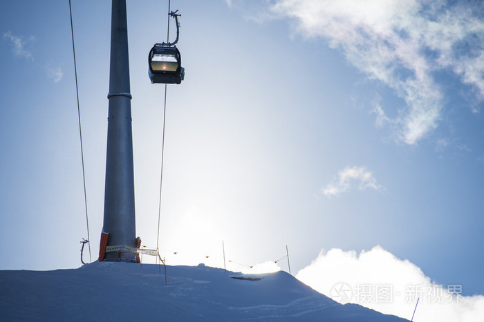 滑雪缆车或 telecabine 在一个滑雪胜地