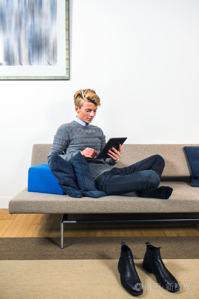 躺在沙发上的年轻人