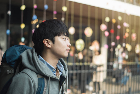 在韩国, 首尔街的年轻人旅行