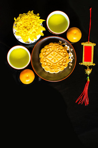 月饼和茶, 中国中秋节食品在黑色背景下隔离