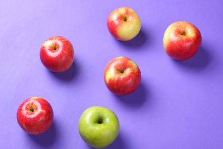 苹果流行艺术, 红苹果在紫色背景, 早餐水果, 维生素, 素食, 健康食品, 美国早餐, 许多苹果为设计师, 极简, 紫外线