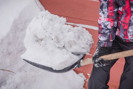 男子铲子清理积雪