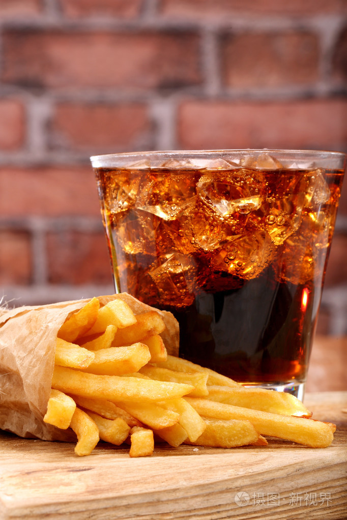 法式炸薯条和可乐加冰砖上墙背景