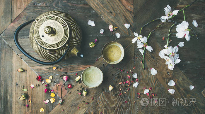 传统的亚洲茶道安排 铁茶壶 杯子 干玫瑰花蕾和盛开的杏仁树花在木桌背景上照片 正版商用图片0n1qsg 摄图新视界 传统的亚洲茶道安排 铁茶壶 杯子 干玫瑰花蕾和盛开的杏仁树花在木桌背景上照片 正版商用图片0n1qsg 摄图新视界