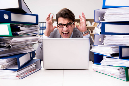 繁忙的商人,由于过度的工作压力照片