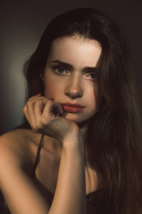 额头黑性感黑头发的女孩的手撑起脸照片