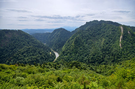 在 Pieniny 山波兰的杜纳耶茨河