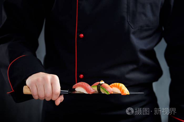 厨师手上的日本刀寿司