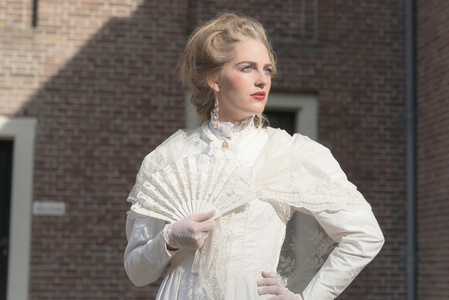 维多利亚时代女人与风机站照片