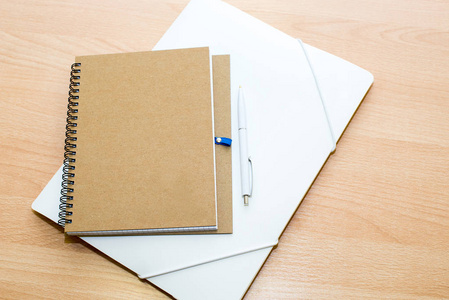 在白色木质背景上关闭白色标签的旧纸文件夹照片