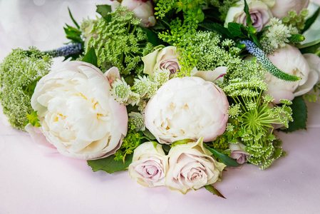 淡色玫瑰从大牡丹和淡色玫瑰的花束摄影图