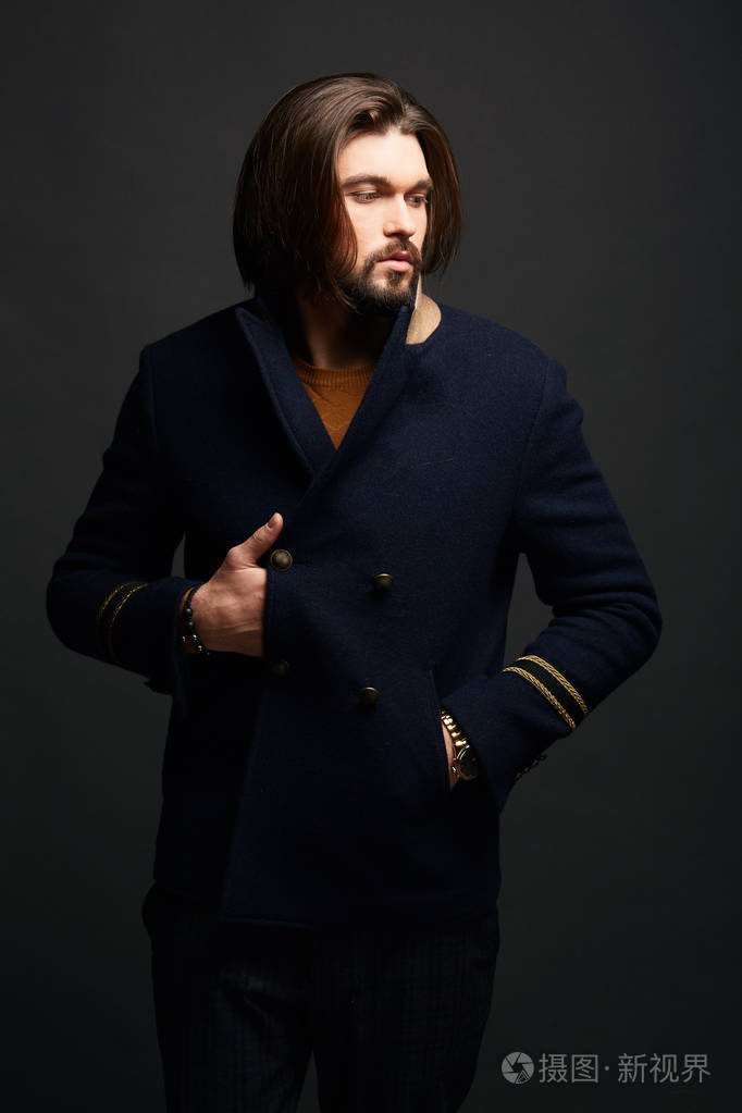 留着长头发,穿着经典时尚蓝色夹克时尚男模特照片-正