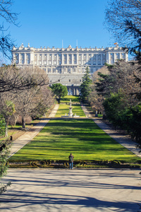 在马德里的皇家宫殿庭院视图
