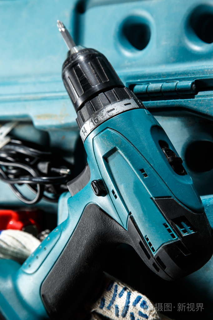 在框中的蓝色螺丝刀